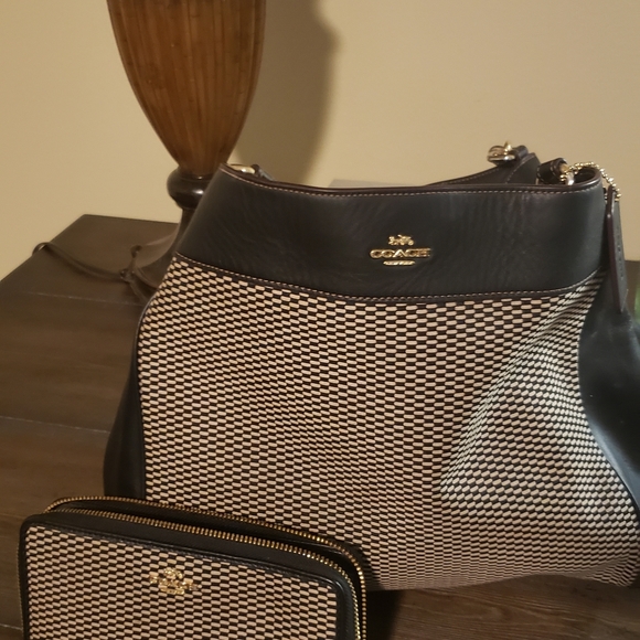 Coach shoulder purse - Picture 1 of 7